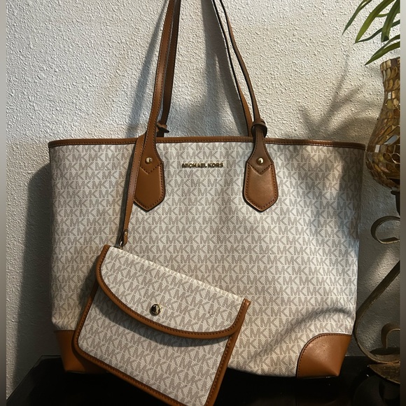 Michael Kors Eva Monogram Tote Bag with Clutch - Picture 10 of 10